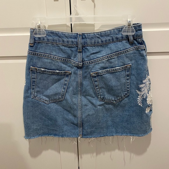 Blue jeans skirt with floral embroidery - Picture 3 of 4